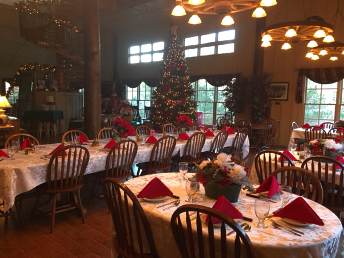 HBM_Christmas Tree Lobby Dining